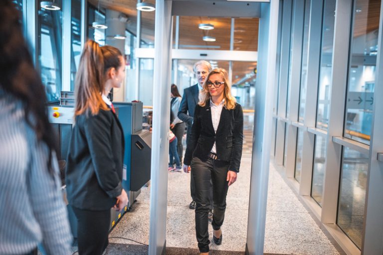 cosa suona al metal detector in aeroporto